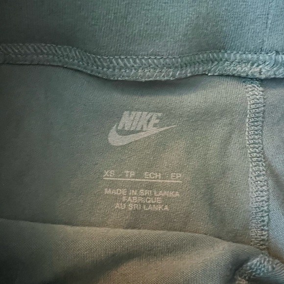 Nike sportswear essential bike shorts - Picture 3 of 4